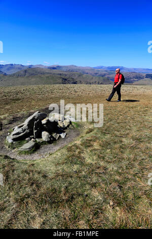 Walker am Gipfel Cairn Wetter Hügel fiel, High Street, Martindale gemeinsamen Valley, Lake District National Park, Cumbria, DEU Stockfoto