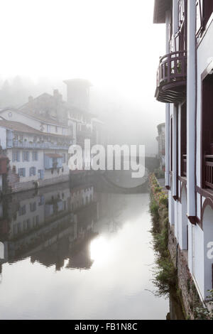 Brücke über die Nive Fluss in Saint-Jean-Pied-de-Port Stockfoto