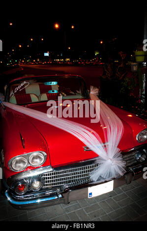 Retro-Oldtimer-Auto für Hochzeit in der Nacht Stockfoto