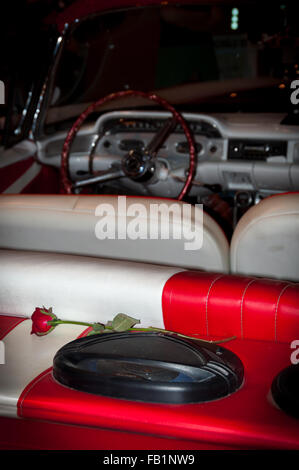 Retro-Oldtimer-Auto für Hochzeit in der Nacht Stockfoto