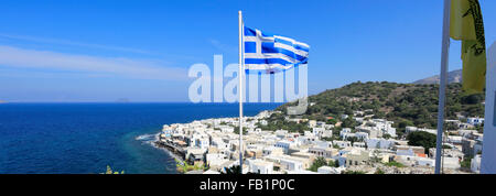 Sommer, griechische Flagge über Mandraki Town, die Hauptstadt der Vulkaninsel Nisyros, Dodekanes-Gruppe von Inseln, Süd Ägäis, Stockfoto