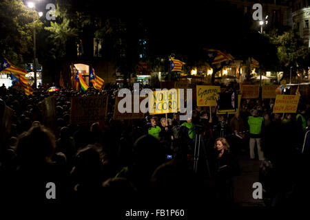 Barcelona, Spanien. 7. Januar 2016. Ein Banner liest "will katalanischen wir eine Vereinbarung" in Barcelona, Spanien am 7. Januar 2016. Mehrere tausend Menschen haben in Barcelona versammelt fordern eine Vereinbarung zwischen den Parteien zwei Kolleginnen im katalanischen Parlament (Junts Pel Si und CUP). Die Unfähigkeit, einen Präsidenten für das katalanische Parlament hat den Prozess der Unabhängigkeit ins Stocken geraten. Bildnachweis: Jordi Boixareu/Alamy Live-Nachrichten Stockfoto