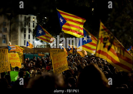 Barcelona, Spanien. 7. Januar 2016. Menschen Welle Estelada Flaggen (Symbol der Unabhängigkeit Kataloniens) in Barcelona, Spanien am 7. Januar 2016. Mehrere tausend Menschen haben in Barcelona versammelt fordern eine Vereinbarung zwischen den Parteien zwei Kolleginnen im katalanischen Parlament (Junts Pel Si und CUP). Die Unfähigkeit, einen Präsidenten für das katalanische Parlament hat den Prozess der Unabhängigkeit ins Stocken geraten. Bildnachweis: Jordi Boixareu/Alamy Live-Nachrichten Stockfoto