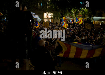 Barcelona, Spanien. 7. Januar 2016. Menschen Welle Estelada Flaggen (Symbol der Unabhängigkeit Kataloniens) in Barcelona, Spanien am 7. Januar 2016. Mehrere tausend Menschen haben in Barcelona versammelt fordern eine Vereinbarung zwischen den Parteien zwei Kolleginnen im katalanischen Parlament (Junts Pel Si und CUP). Die Unfähigkeit, einen Präsidenten für das katalanische Parlament hat den Prozess der Unabhängigkeit ins Stocken geraten. Bildnachweis: Jordi Boixareu/Alamy Live-Nachrichten Stockfoto