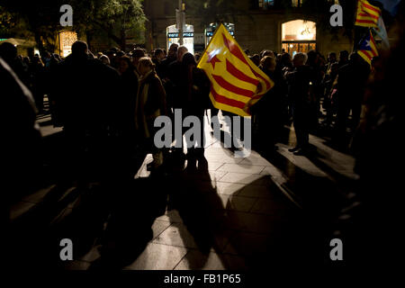 Barcelona, Spanien. 7. Januar 2016. Ein Estelada Flagge (Symbol der Unabhängigkeit Kataloniens) ist unter den Menschen in Barcelona, Spanien am 7. Januar 2016 gesehen. Mehrere tausend Menschen haben in Barcelona versammelt fordern eine Vereinbarung zwischen den Parteien zwei Kolleginnen im katalanischen Parlament (Junts Pel Si und CUP). Die Unfähigkeit, einen Präsidenten für das katalanische Parlament hat den Prozess der Unabhängigkeit ins Stocken geraten. Bildnachweis: Jordi Boixareu/Alamy Live-Nachrichten Stockfoto