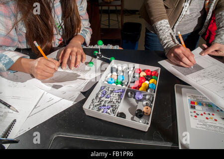 Mit Kunststoff molekulare Komponentenmodelle molekulare Geometrie, San Clemente, CA, illustrieren erstellen Gymnasiasten Chemie Beispiele für Valence Shell Electron Pair Abstoßung VSEPR abgekürzt. Das Modell wird verwendet, um die Geometrie der einzelnen Vorhersagen Stockfoto