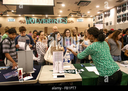 Gemischtrassig Schülerinnen und Schüler besuchen eine Hochschule, die in einer Turnhalle Aliso Viejo, CA, fair. Beachten Sie College Personalvermittler und weisen Sie Tabelle auf. Stockfoto
