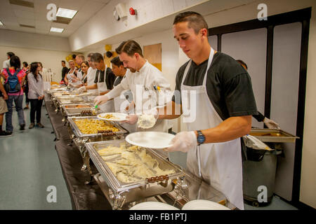 Freiwilligen Essen Server austeilen eine kostenlose Unternehmen gesponserte Wohltätigkeitsorganisation Thanksgiving Essen für hispanische einheimische von Barrio Bezirk ein Gemeindezentrum in Anaheim, Kalifornien. Stockfoto