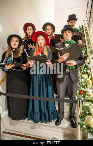 19. Jahrhunderts tragen singen Kostüme, eine Gruppe von Weihnachten Sternsinger aus einer lokalen High School der Künste auf einem Weihnachtsbaum-Beleuchtung-Festival in Laguna Niguel, CA. Stockfoto