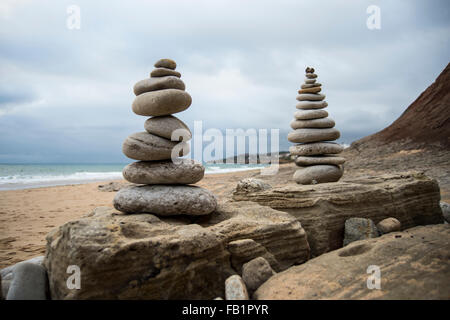 Stein-Stacks am Strand von Praia da Luz an der Algarve. Stockfoto