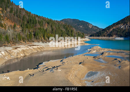 Sylvensteinspeicher Reservoir, Niedrigwasser mit Stiftungen von alten Gebäuden, Bayern, Oberbayern, Deutschland Stockfoto