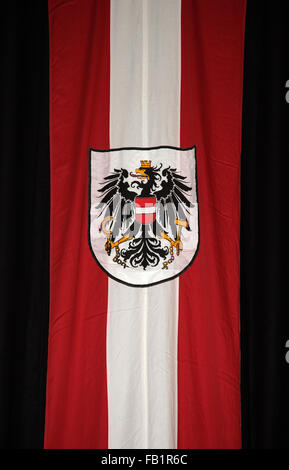 Österreichische Flagge mit Wappen Stockfoto