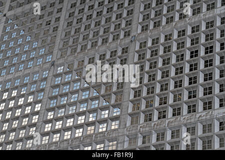 In der Nähe bis Aussehen der Fenster unter dem Bogen der La Grande Arche De La Défense, Paris, Frankreich. Stockfoto