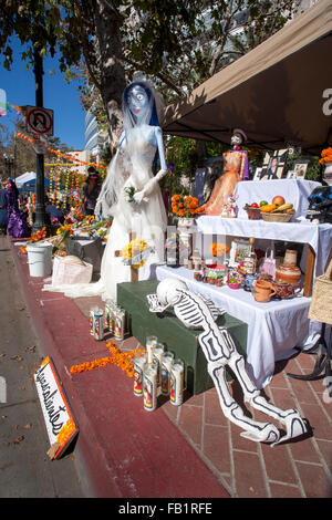 Ein Altar zu Ehren eines verstorbenen Familienmitglieds ist ausgestellt am mexikanischen Tag der Toten oder Dia des Muertos in einem hispanischen Viertel in Santa Ana, CA. Hinweis Skelett oder Calavera, Braut Figur und gerahmtes Porträt des verstorbenen Familienmitglieds auf der rechten Seite und Stockfoto