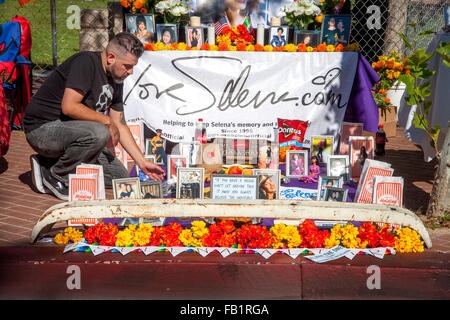 Am mexikanischen Tag der Toten oder Dia des Muertos in einem hispanischen Viertel in Santa Ana, CA. Hinweis Unterschrift des Verstorbenen, gerahmte Porträts und Blumen im Vordergrund ist ein Altar zu Ehren Selena Quintanilla-Pérez, einem verstorbenen Entertainer ausgestellt. Gelb Stockfoto