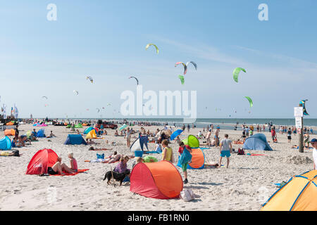 Badegäste am Strand, Kite-Surfer im Wasser, Sankt Peter-Ording, Nordfriesland, Schleswig-Holstein, Deutschland Stockfoto