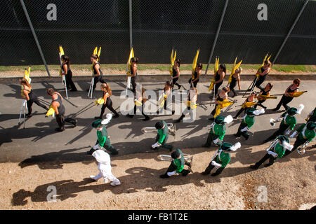 Gemischtrassig Highschool marching Band-Mitglieder tragen Banner zum Feld vor einem Bereich Bandwettbewerb in Mission Viejo, Kalifornien. Stockfoto