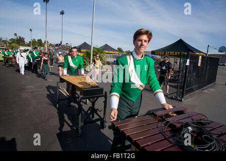 Uniformierte High School Band Mitglieder Rad Xylophone off Bereich nach einem Bereich Bandwettbewerb in Mission Viejo, Kalifornien. Stockfoto