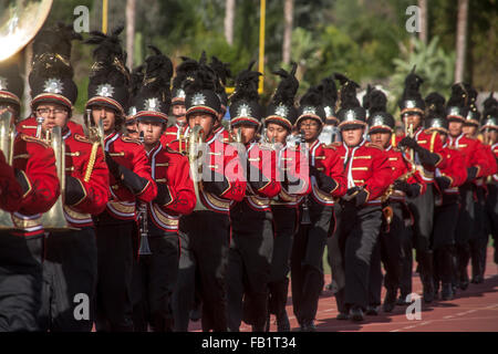 In voller Uniform und mit ihren Instrumenten nimmt eine multirassische High School marschierendes Band das Feld bei einem countywide Bandwettbewerb in Mission Viejo, Kalifornien. Stockfoto