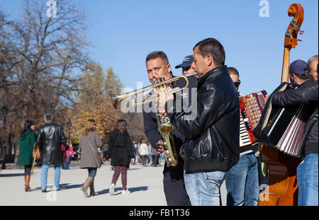 MADRID - 5 Dezember: Swing-Band der Straßenmusikanten spielen im Retiro-Park am 5. Dezember 2015 in Madrid, Spanien. Dieser Park ist th Stockfoto