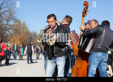 MADRID - 5 Dezember: Swing-Band der Straßenmusikanten spielen im Retiro-Park am 5. Dezember 2015 in Madrid, Spanien. Dieser Park ist th Stockfoto