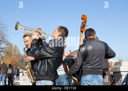 MADRID - 5 Dezember: Swing-Band der Straßenmusikanten spielen im Retiro-Park am 5. Dezember 2015 in Madrid, Spanien. Dieser Park ist th Stockfoto