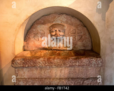 Ein Wandbrunnen in The Cloisters Museum in New York City ist ein Beispiel der französischen Romanik. Löwen Kopf Notenbild. Stockfoto