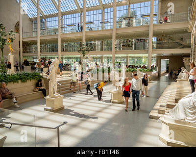 Charles Engelhard Court in The American Wing des New Yorker Metropolitan Museum of Art ist ein verglasten Innenhof mit amerikanischen Großskulpturen, Buntglasfenster und viele andere architektonische Elemente. Stockfoto