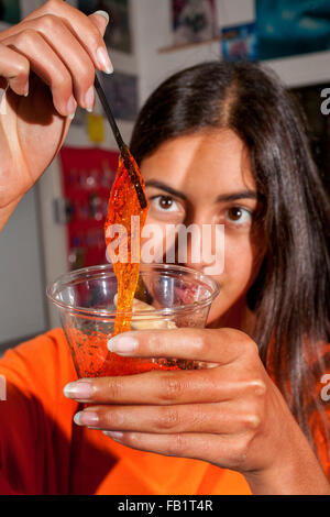 Eine Mischung aus Polyvinylalkohol und Kalium Borat mit orange Gemüse Farbe Ergebnisse in einen bunten querverbundene Polymer Schleim Veranschaulichung Wasserstoff-Bindung in einem San Clemente, CA, High-School-Chemie-Klasse hinzugefügt. Stockfoto