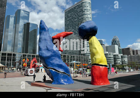 Deux Personnages Fantastiques (zwei fantastische Charaktere) von Joan Miro im Geschäftsviertel la Défense, Paris, Frankreich. Stockfoto