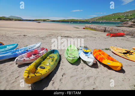 bunten Boote am Strand, Derrynane Bay in der Nähe von Caherdaniel am Ring of Kerry, County Kerry, Irland Stockfoto