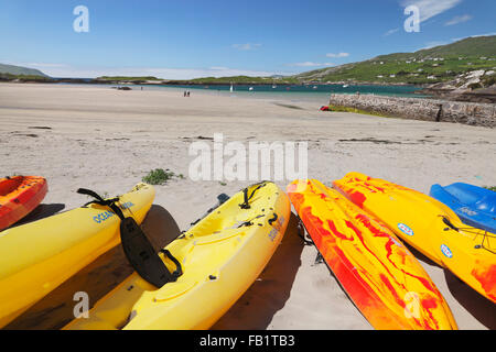 bunten Boote am Strand, Derrynane Bay in der Nähe von Caherdaniel am Ring of Kerry, County Kerry, Irland Stockfoto