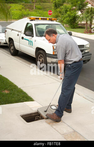 Ein Wasser-Dienstprogramme-Supervisor prüft der Wasserzähler eines Hauses in Laguna Niguel, CA. Hinweis LKW Logo. Stockfoto