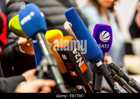 Mikrofone von anderen TV- und Radio-Stationen während einer Pressekonferenz, Medien, Stockfoto