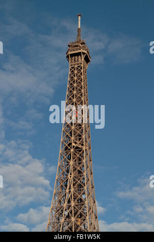 Nahaufnahme des oberen Teiles des Eiffelturms, Paris, Frankreich. Stockfoto