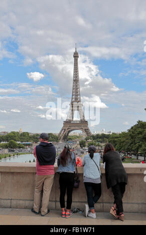 Eine Gruppe mit Blick auf die Jardins du Trocadéro in Richtung Eiffelturm, Paris, Frankreich. Stockfoto