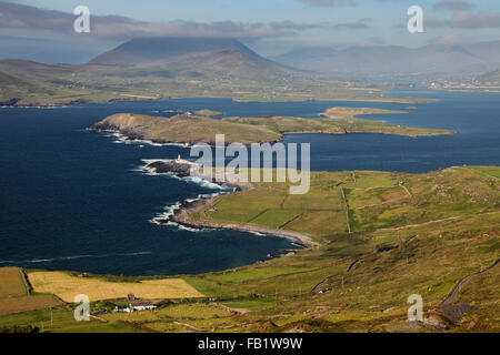 Valentia Island mit dem Leuchtturm, Doulus Bay, Beginish Island und Knocknadobar Berg, Co. Kerry, Irland Stockfoto