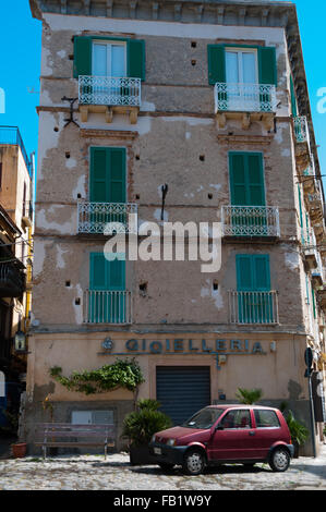 Italienische Steinhaus Fron mit grünen Rollladen Jalousien und kleine rote Auto in Tropea Stockfoto