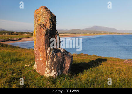 Menhir Standing Stones in Ballinskelligs Strand mit Blick auf Ballinskelligs Bay mit Blick auf Waterville, County Kerry, Irland Stockfoto