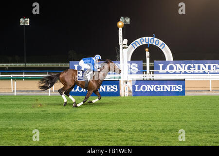 Dubai, Vereinigte Arabische Emirate. 7. Januar 2016. Paul Hanagan reitet Ertijaal um Rennen 3 zu gewinnen, die das Thourghbreds Handicap 100-113 in Meydan vor den Toren der Track Record bewertet. Bildnachweis: Tom Morgan/Alamy Live-Nachrichten Stockfoto