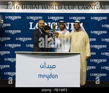 Dubai, Vereinigte Arabische Emirate. 7. Januar 2016. Trophäen werden vorgestellt, nachdem Paul Hanagan Fahrten Ertijaal gewinnt Rennen 3 Vollblüter Handicap 100-113 in Meydan Credit bewertet: Tom Morgan/Alamy Live News Stockfoto