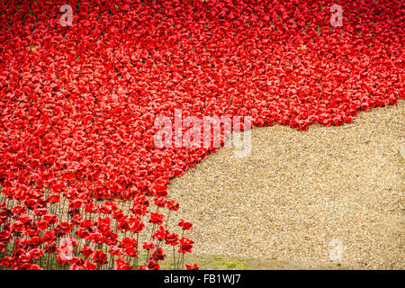 Dieser erstaunliche Kunstinstallation über 800000 Keramik Mohnblumen in den Tower of London, anlässlich des 100. Jahrestages des 1. Weltkrieges Stockfoto