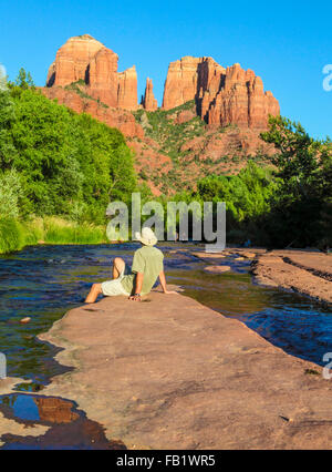 Touristen unter Cathedral Rock in Sedona bei Sonnenuntergang Stockfoto