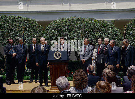 Washington, DC, USA, 9. Juni 1986 Präsident Ronald Reagan im Rose Garden den Abschlussbericht von der Kommission des Präsidenten auf dem Space Shuttle Challenger Unfall erhalten.  Bildnachweis: Mark Reinstein Stockfoto