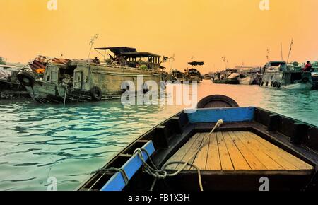 CAI RANG, VIETNAM - produzieren 5. März 2015 - frisch Anbieter verkaufen von Boot zu Boot zu den schwimmenden Markt von Cai Rang, Vietnam Stockfoto