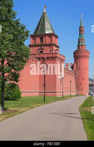 Peter-Turm und der Erlöser-Turm (1487-1488) des Kreml in Moskau, Russland Stockfoto