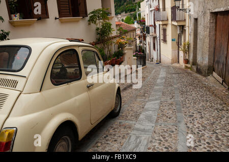 Italienischer Kleinwagen auf der schmalen Straße im Dorf Scilla Stockfoto