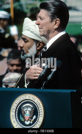 Washington, DC, USA, 12. April 1983 Präsident Ronald Reagan beherbergt Sultan Qaboos bin Said von Oman im Weißen Haus.  Bildnachweis: Mark Reinstein Stockfoto