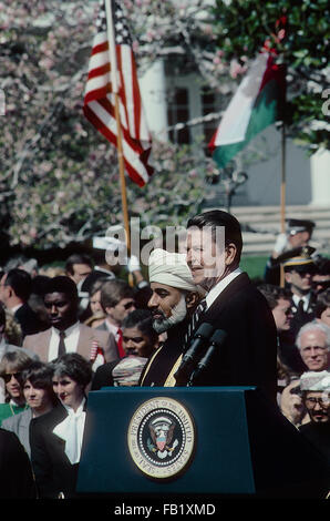 Washington, DC, USA, 12. April 1983 Präsident Ronald Reagan beherbergt Sultan Qaboos bin Said von Oman im Weißen Haus.  Bildnachweis: Mark Reinstein Stockfoto