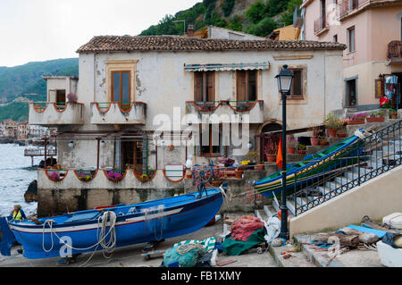 Zwei blaue und grüne Boote sitzen auf dem Festland in italienischen Kleinstadt Scilla Stockfoto